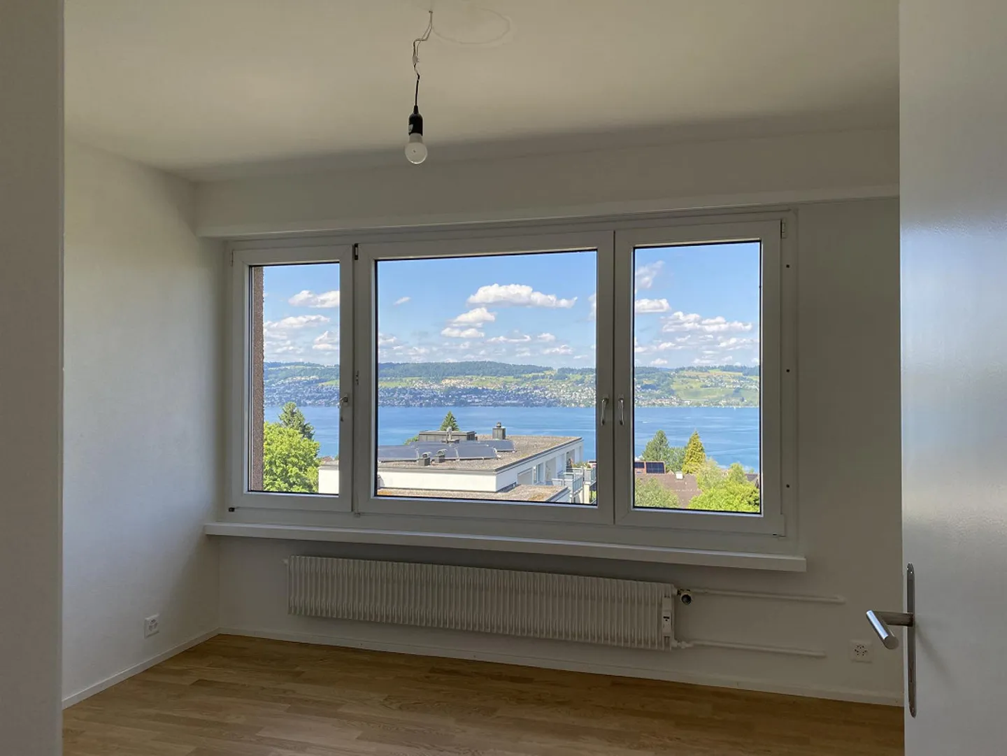 Appartement penthouse de 4 pièces fraîchement rénové avec vue imprenable sur le lac - Photo 20 sur 27