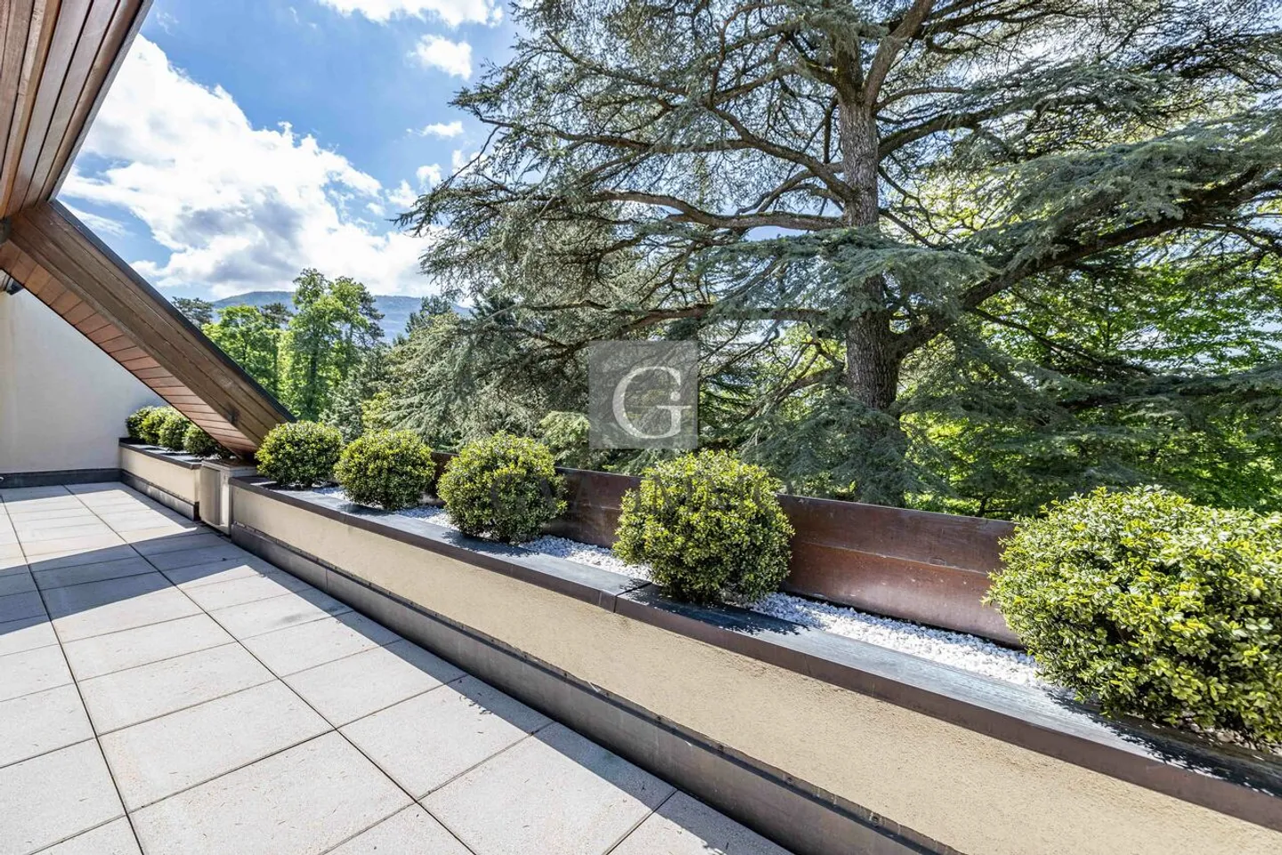 Superbo attico con grandi terrazze nel cuore di un parco privato - Foto 2 di 7