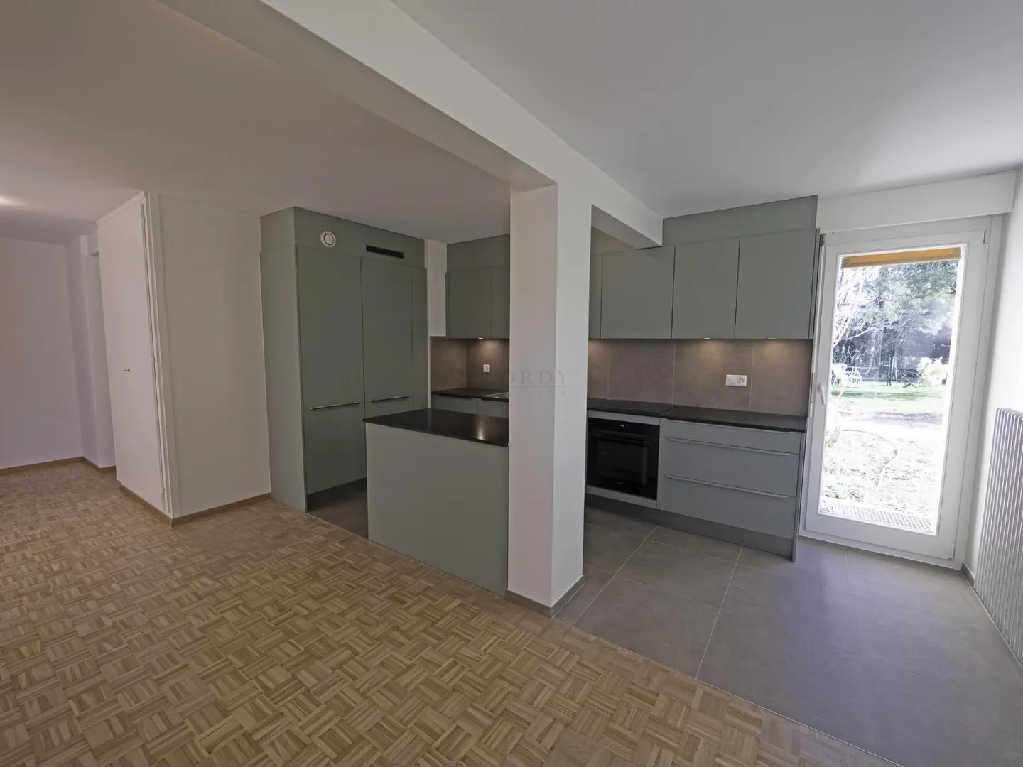 In einer grünen und friedlichen Umgebung, geräumige und helle Wohnung, renoviert, mit doppelten Terrassen und Gärten! - Foto 3 von 10