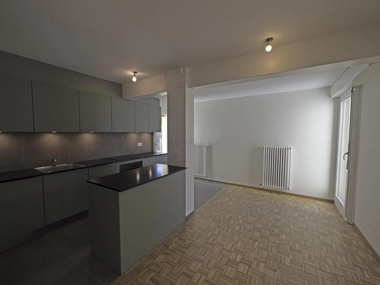 In einer grünen und friedlichen Umgebung, geräumige und helle Wohnung, renoviert, mit doppelten Terrassen und Gärten! - Foto 4 von 10