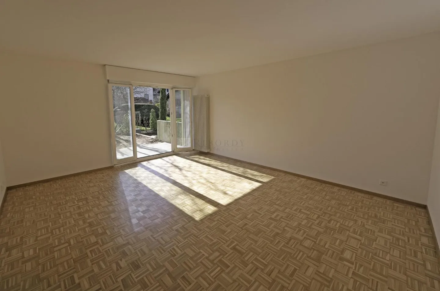 In einer grünen und friedlichen Umgebung, geräumige und helle Wohnung, renoviert, mit doppelten Terrassen und Gärten! - Foto 5 von 10