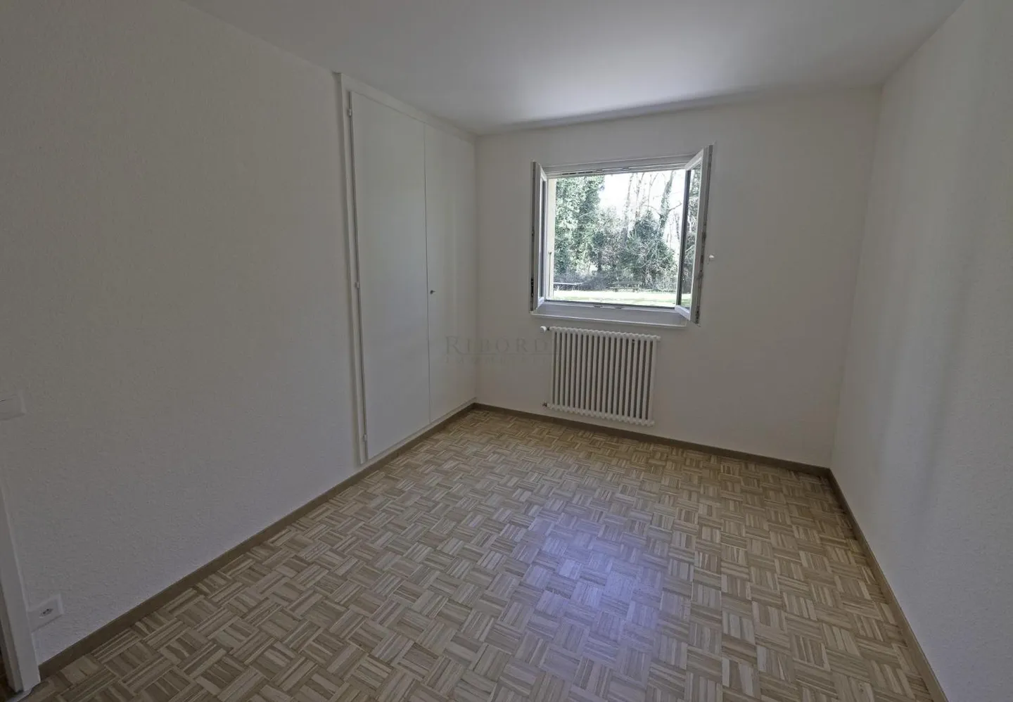 In einer grünen und friedlichen Umgebung, geräumige und helle Wohnung, renoviert, mit doppelten Terrassen und Gärten! - Foto 8 von 10