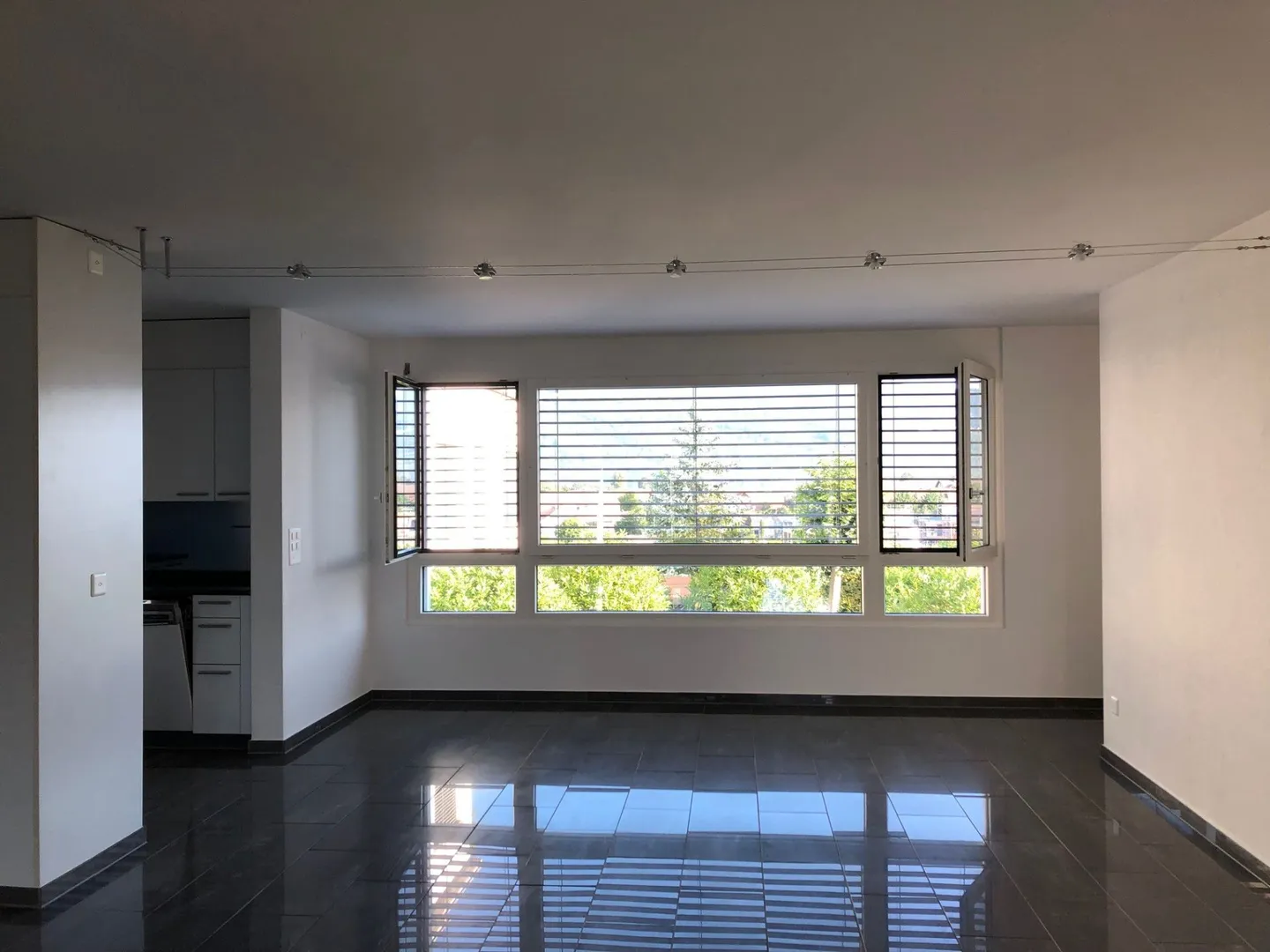 Bel appartement de 5.5 pièces dans un endroit calme - Photo 3 sur 9