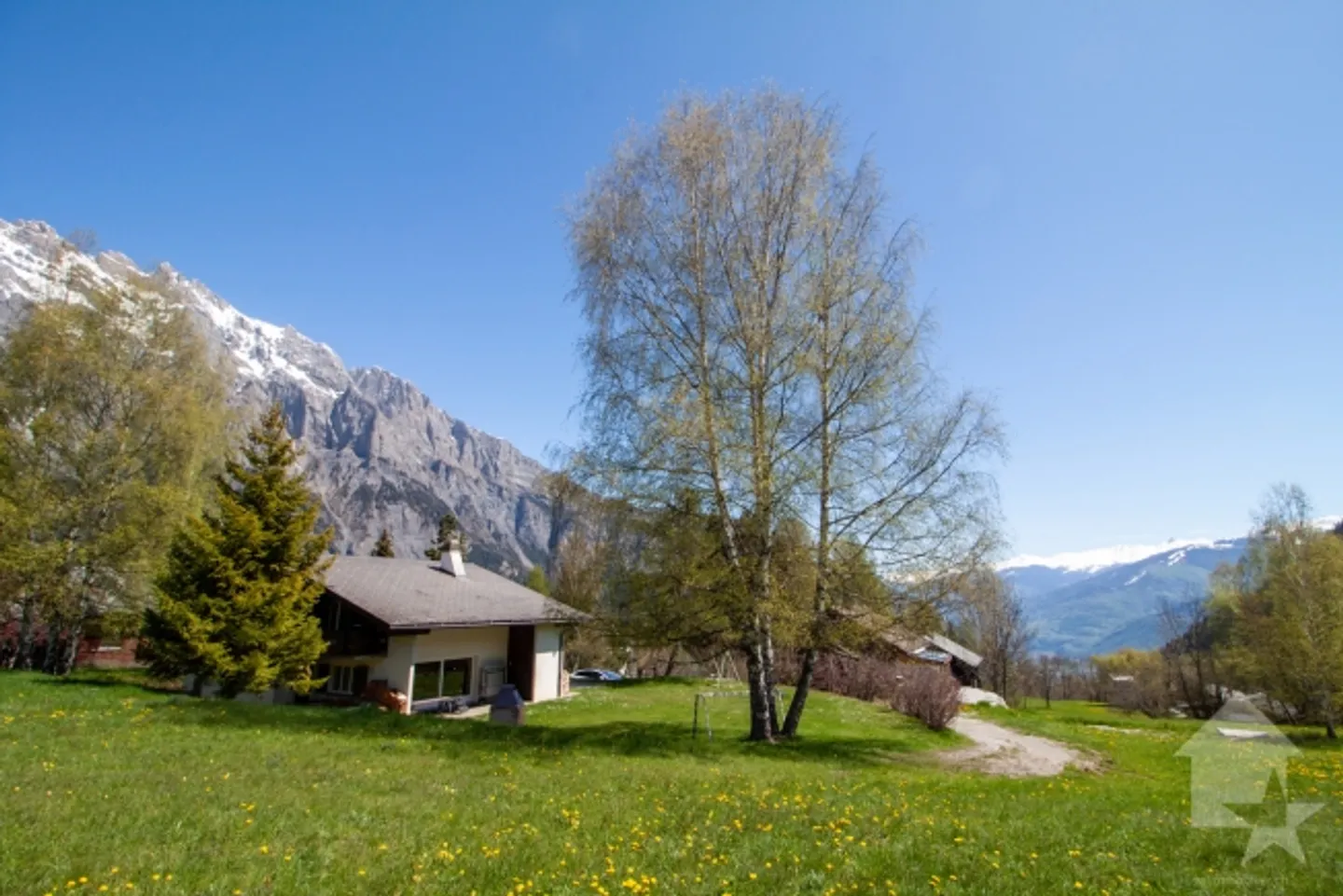Magnificent chalet 5 minutes from the thermal baths and ski slopes - Photo 4 of 20