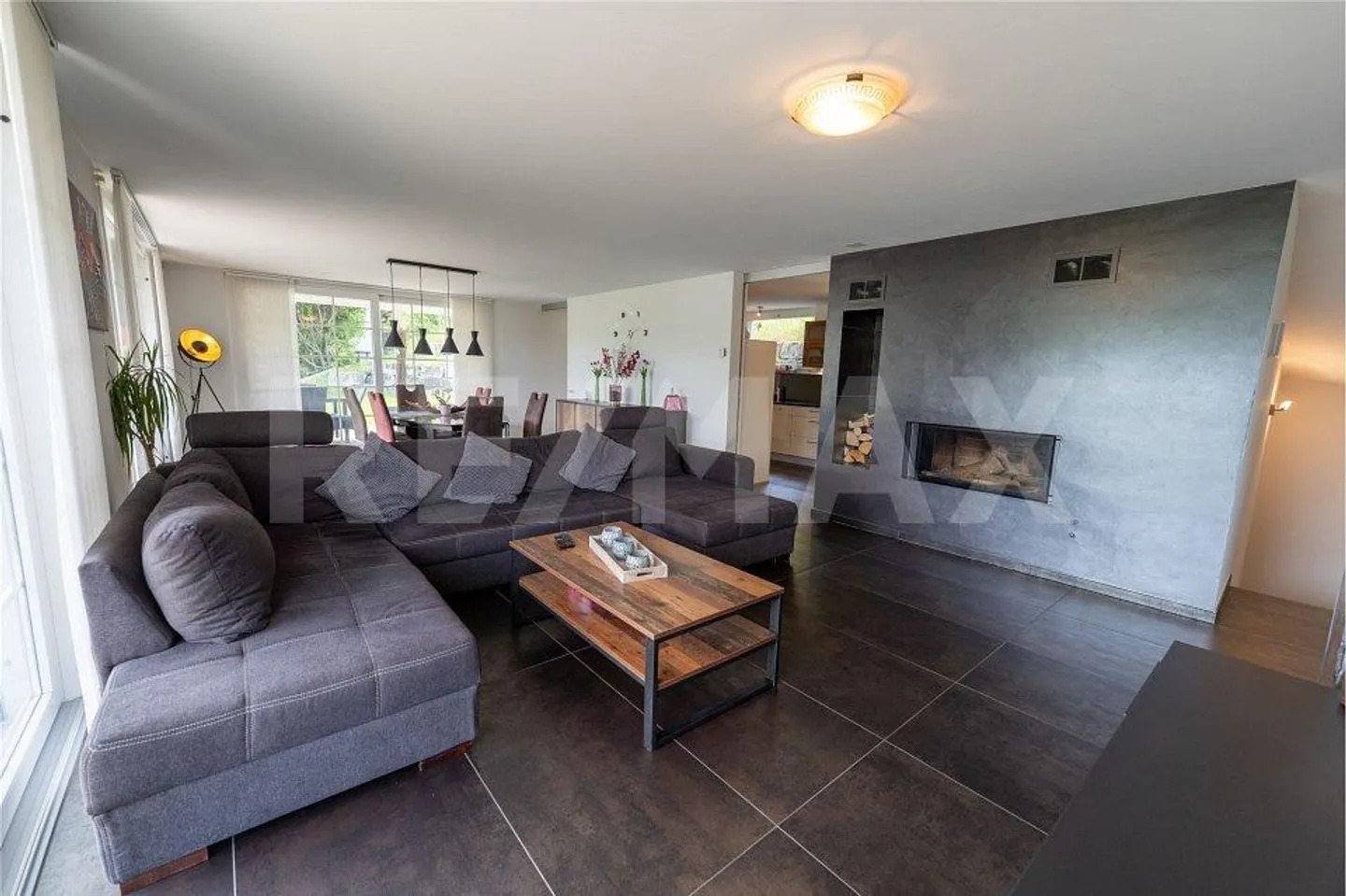 Spacious and Modern Single-Family Home with a View of the Greenery - Photo 3 of 13