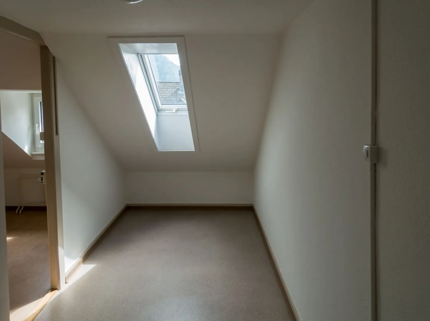 Child-friendly location, near shopping/school/kindergarten - Photo 5 of 12