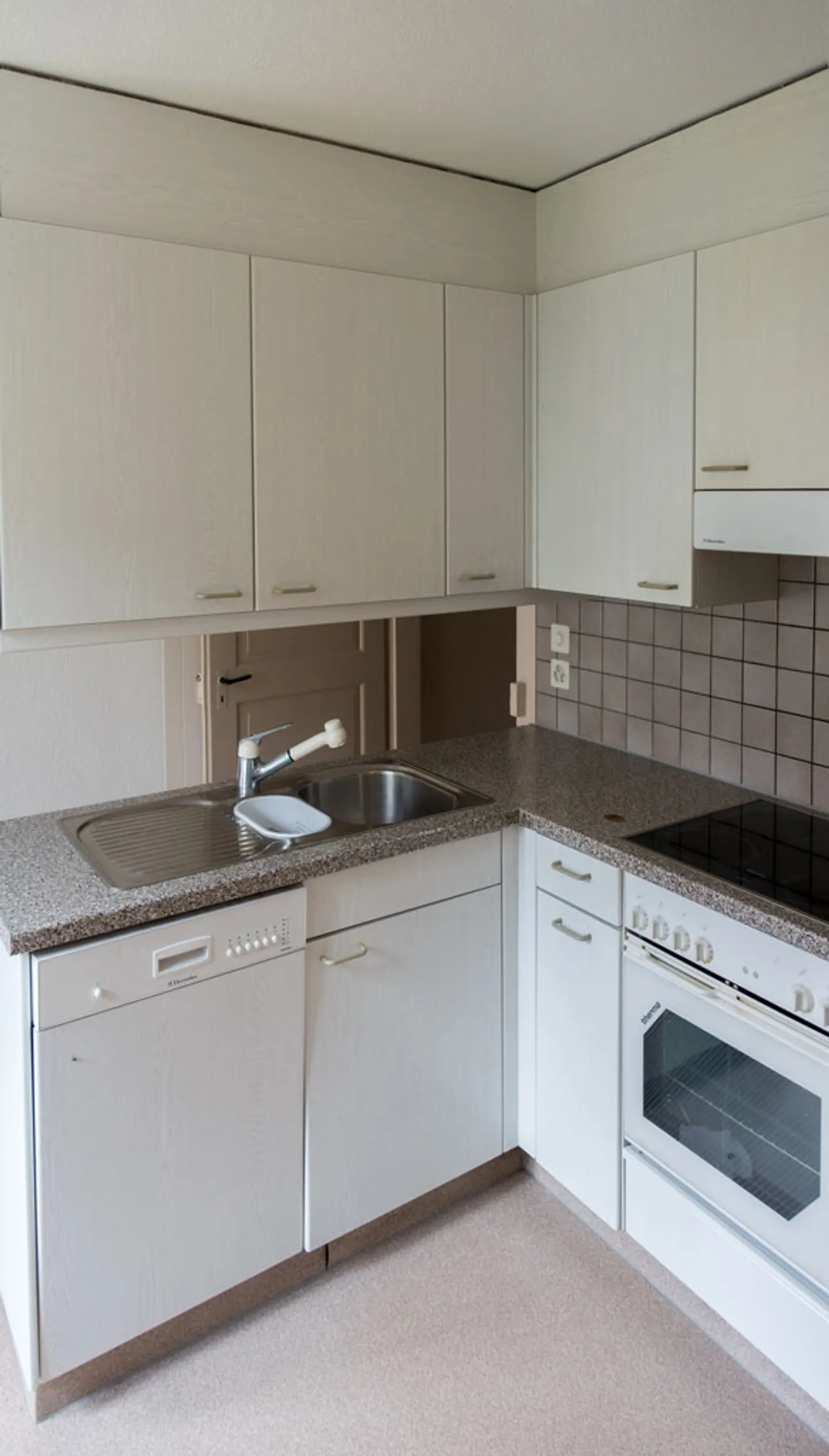 Child-friendly location, near shopping/school/kindergarten - Photo 7 of 12