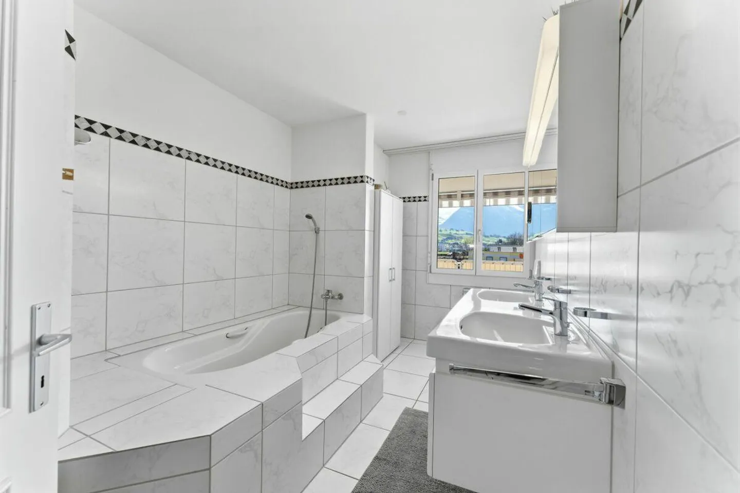 Spacious Living in Buochs - Stylish 4.5-Room Apartment in Central Location - Photo 7 of 7