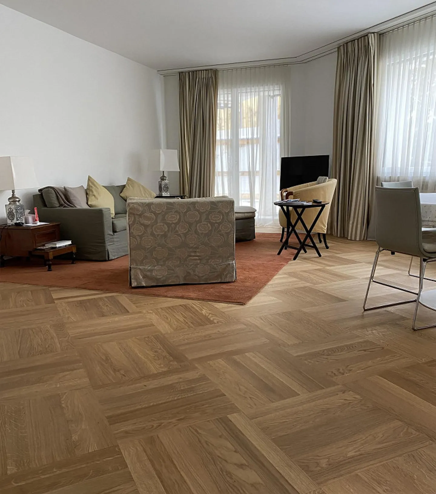 Ampio appartamento di 3,5 stanze con area giardino in una posizione privilegiata - Foto 3 di 9