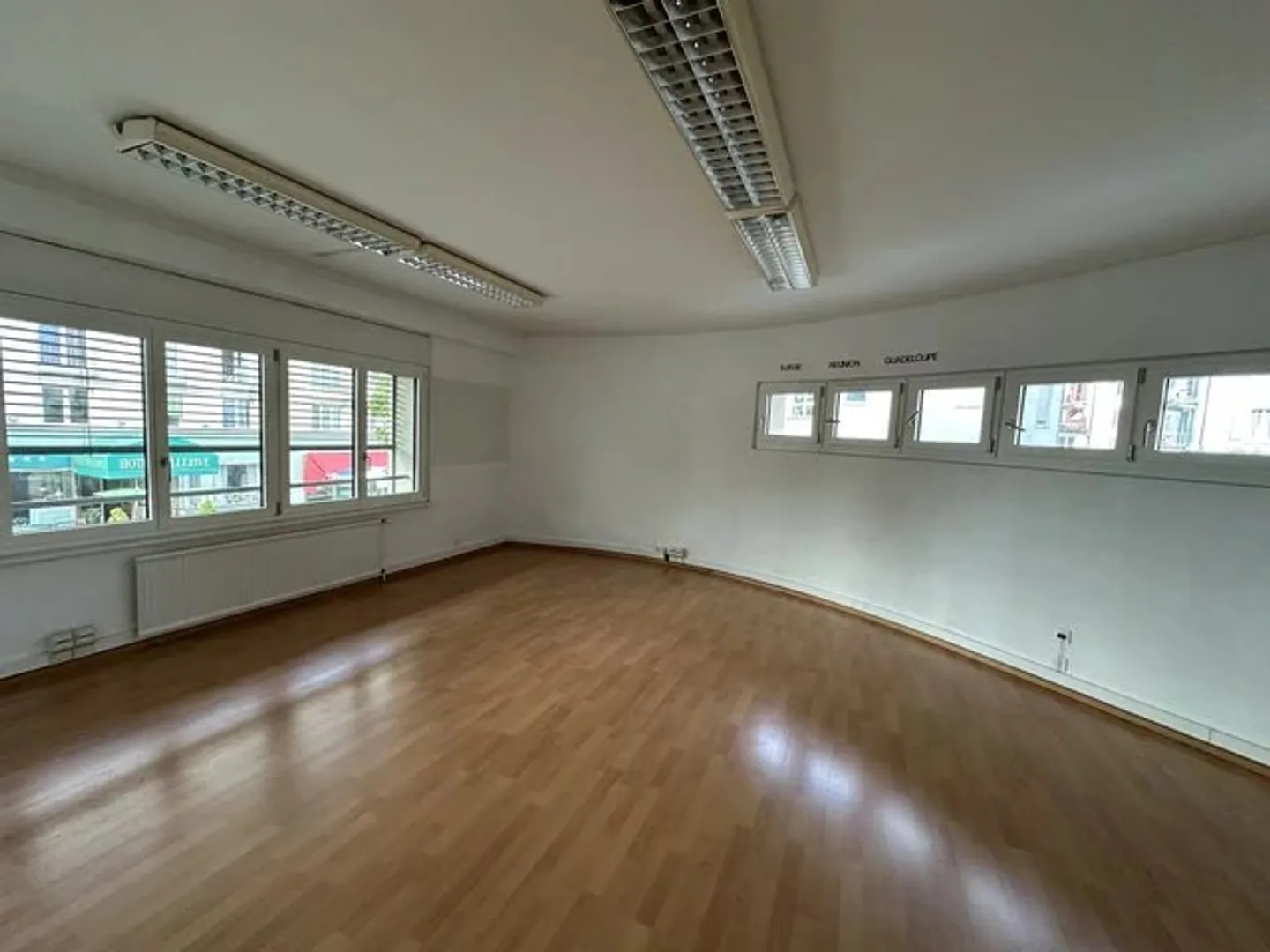 Mixed-use building for rent - Photo 2 of 8