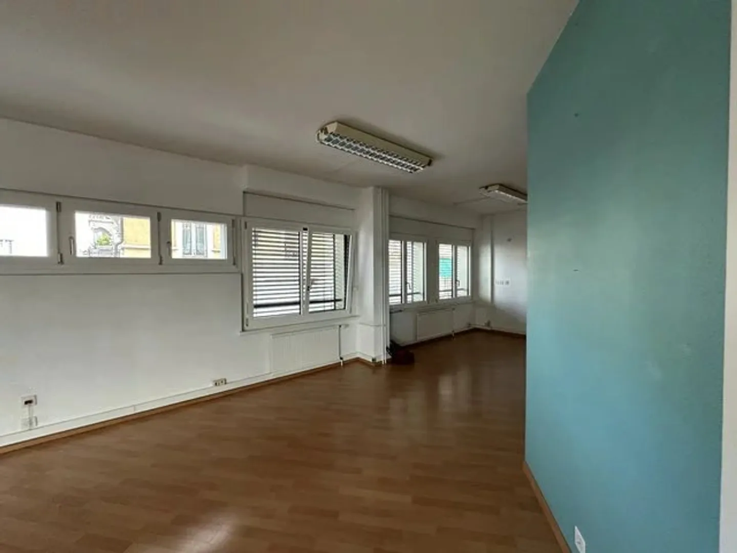 Mixed-use building for rent - Photo 3 of 8