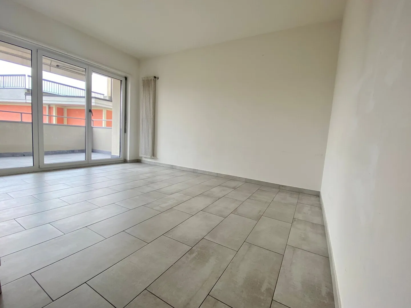 Modern 2.5 rooms large size with private washing machine - Photo 1 of 9