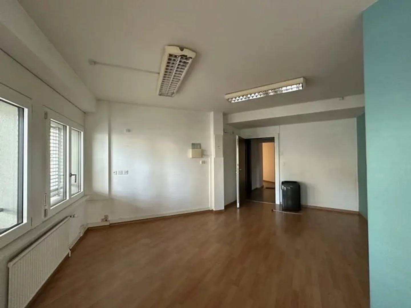 Mixed-use building for rent - Photo 4 of 8