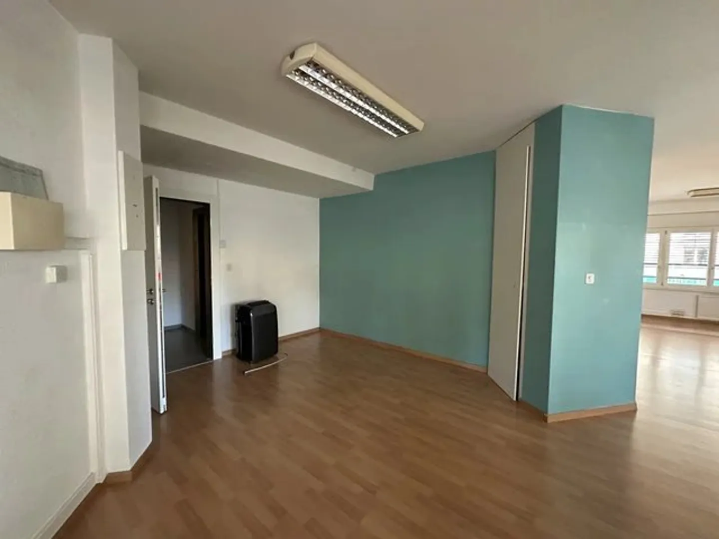Mixed-use building for rent - Photo 5 of 8