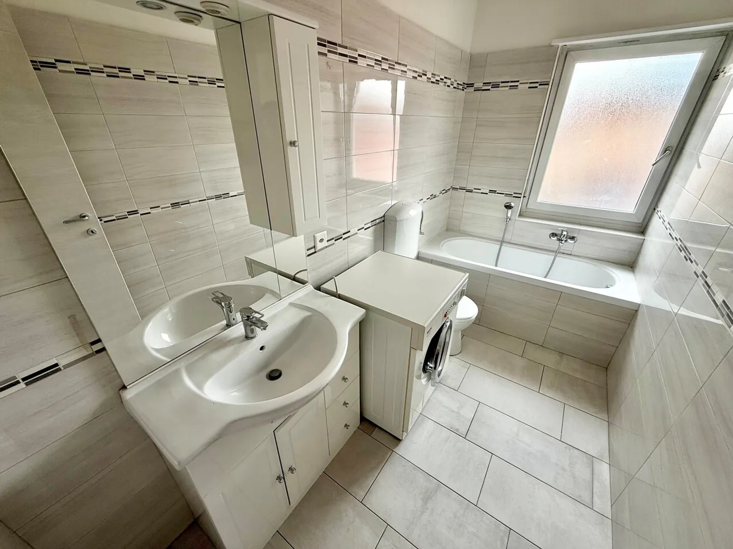 Modern 2.5 rooms large size with private washing machine - Photo 5 of 9