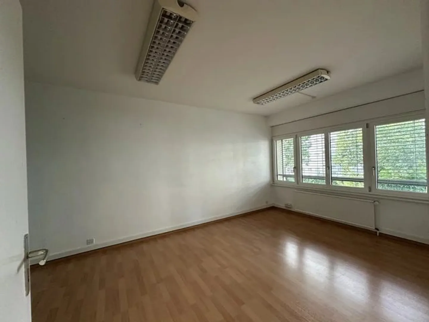 Mixed-use building for rent - Photo 8 of 8