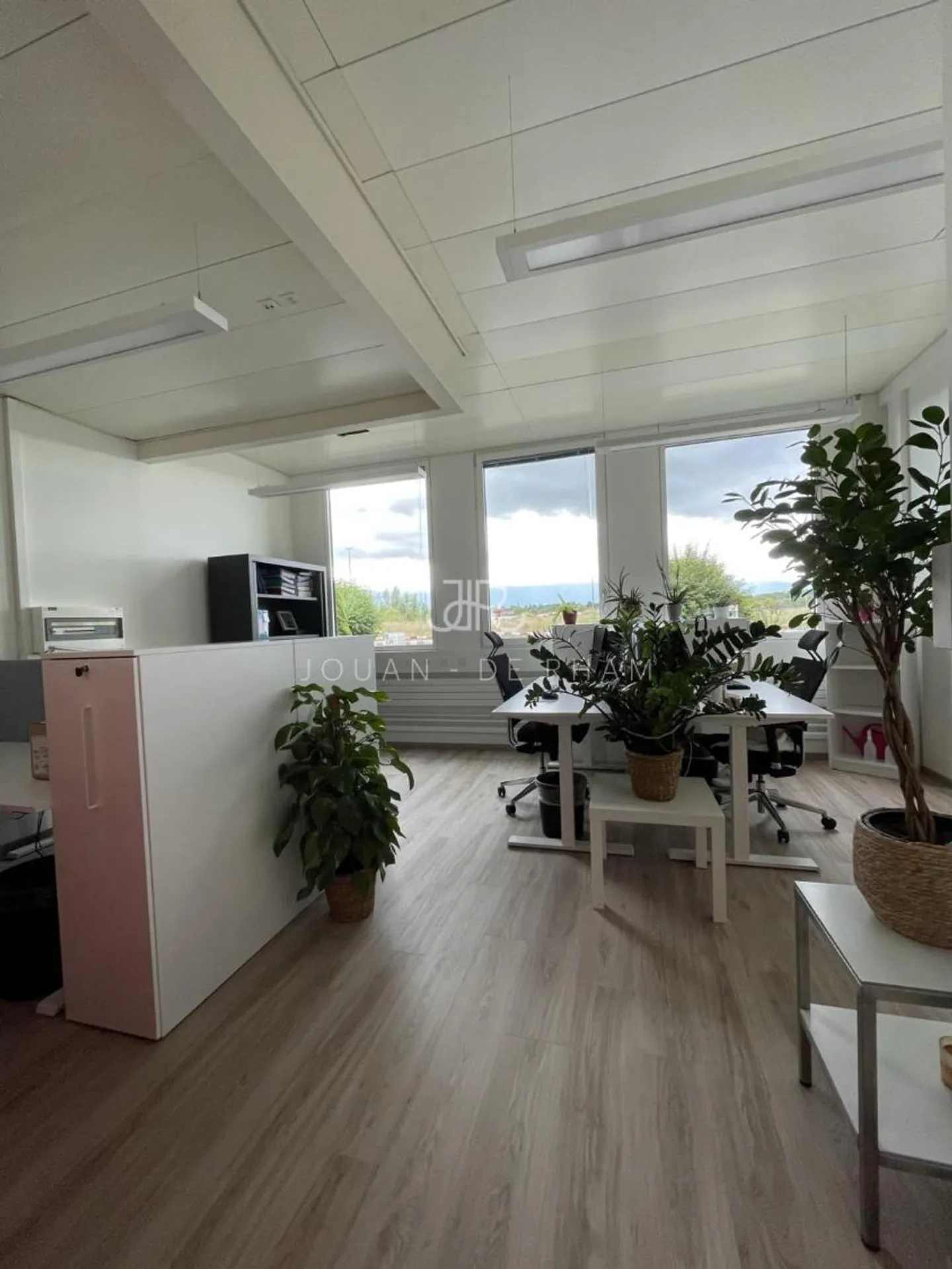 Modern Lab & Office Space - Photo 3 of 8