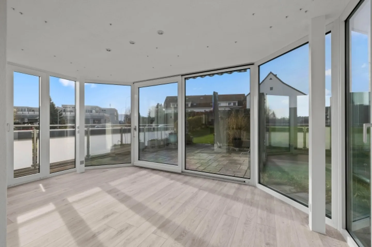 3.5-Room Garden Apartment with Conservatory in Lostorf for Sale - Photo 2 of 13