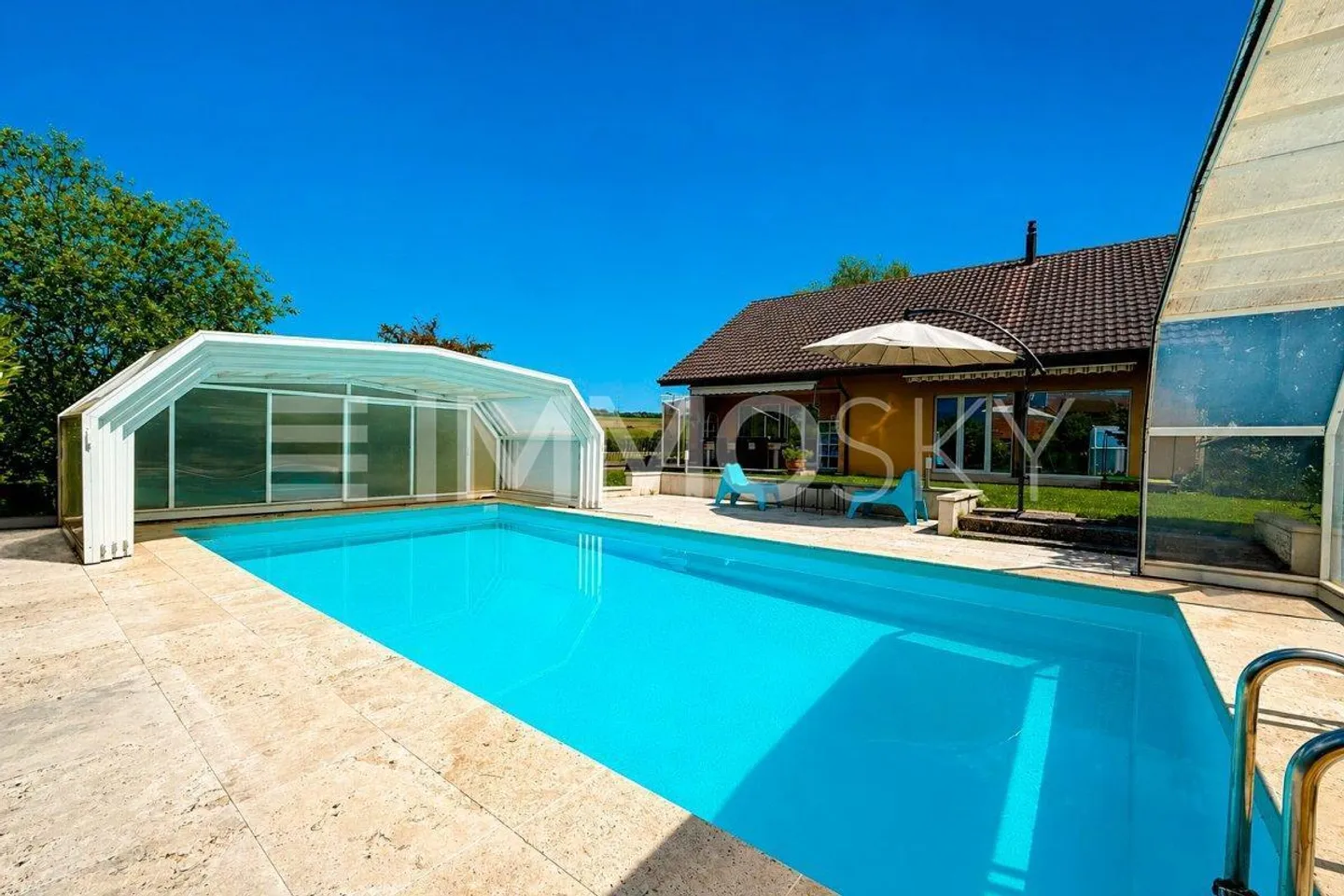 Villa familiale avec piscine à Chavornay - Photo 1 sur 5