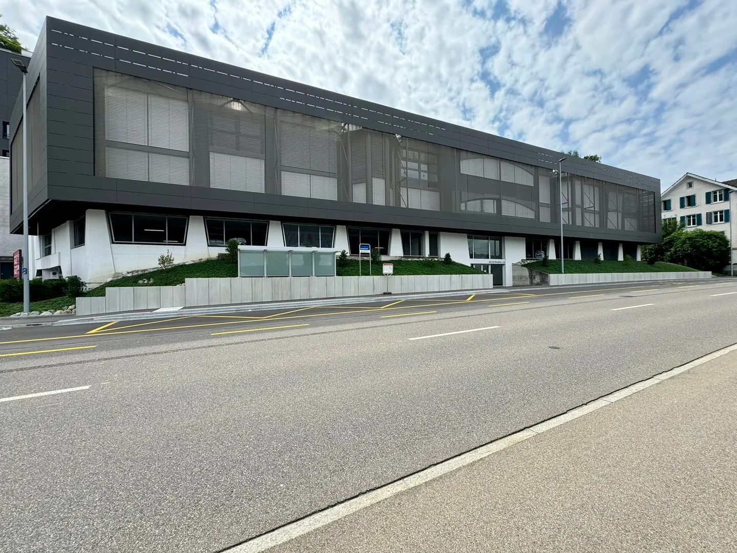 Attractive office spaces with lake view - limited until 31.12.2026 - Photo 1 of 13