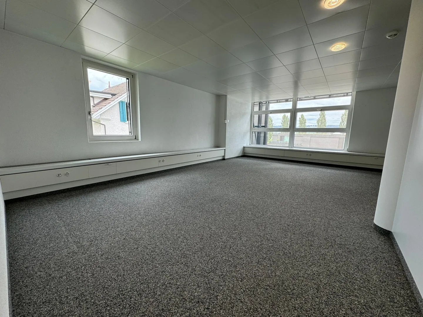 Attractive office spaces with lake view - limited until 31.12.2026 - Photo 4 of 13