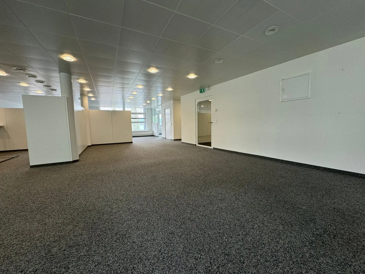 Attractive office spaces with lake view - limited until 31.12.2026 - Photo 2 of 13