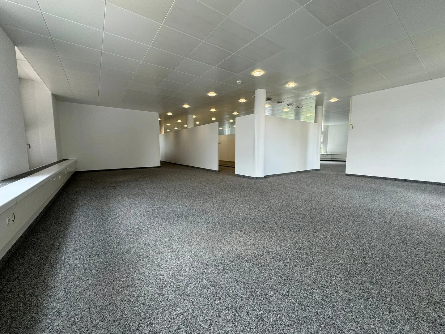 Attractive office spaces with lake view - limited until 31.12.2026 - Photo 5 of 13