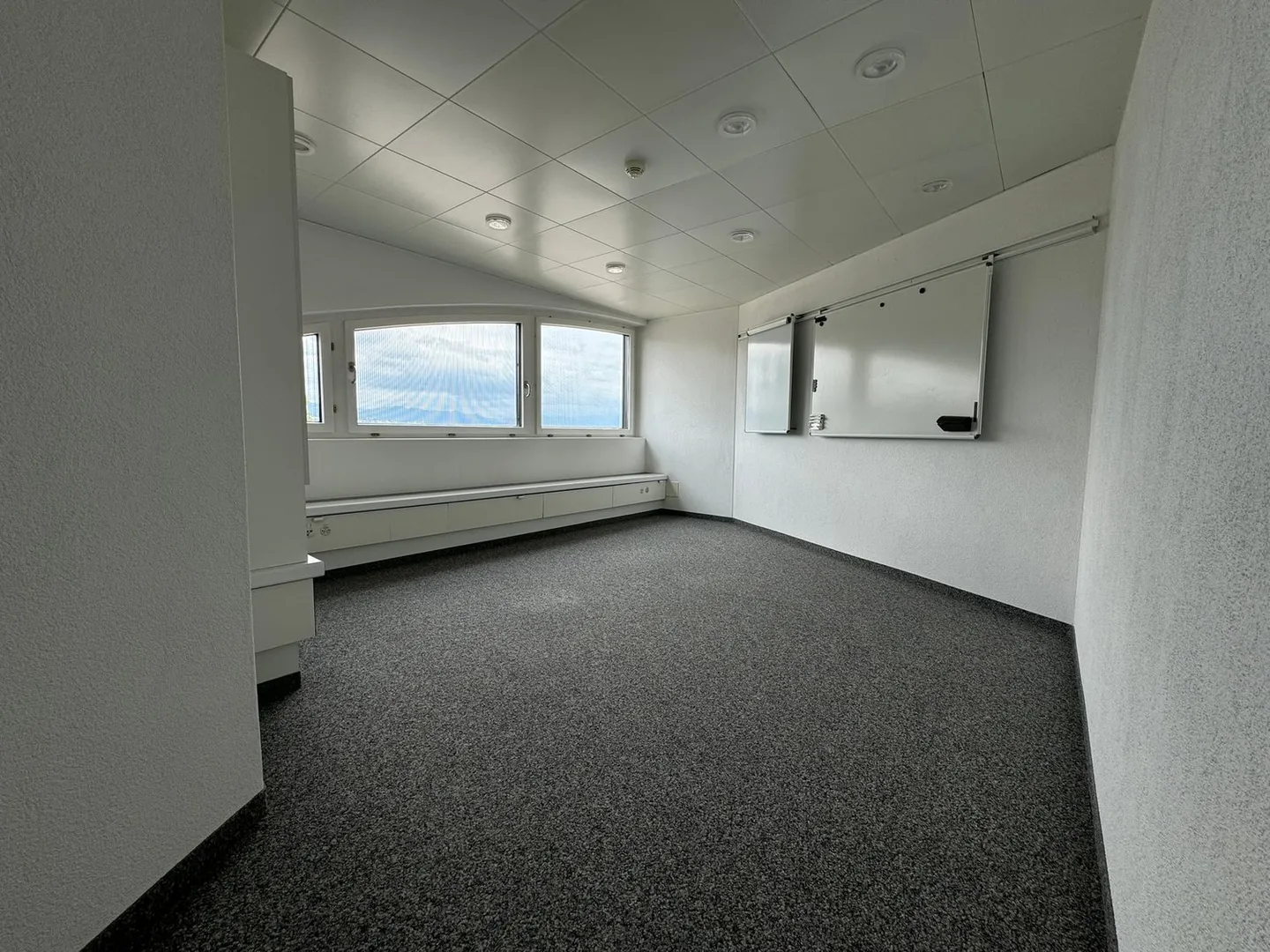 Attractive office spaces with lake view - limited until 31.12.2026 - Photo 6 of 13