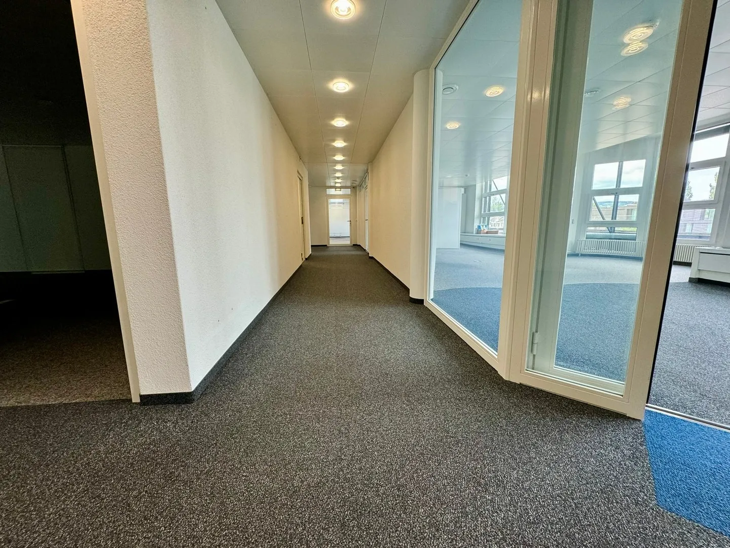 Attractive office spaces with lake view - limited until 31.12.2026 - Photo 7 of 13