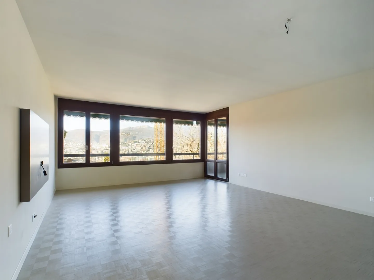 Appartamento Ristrutturato con Vista sul Golfo di Lugano - Foto 2 di 10