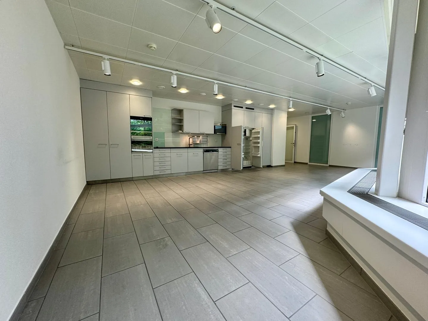 Attractive office spaces with lake view - limited until 31.12.2026 - Photo 11 of 13