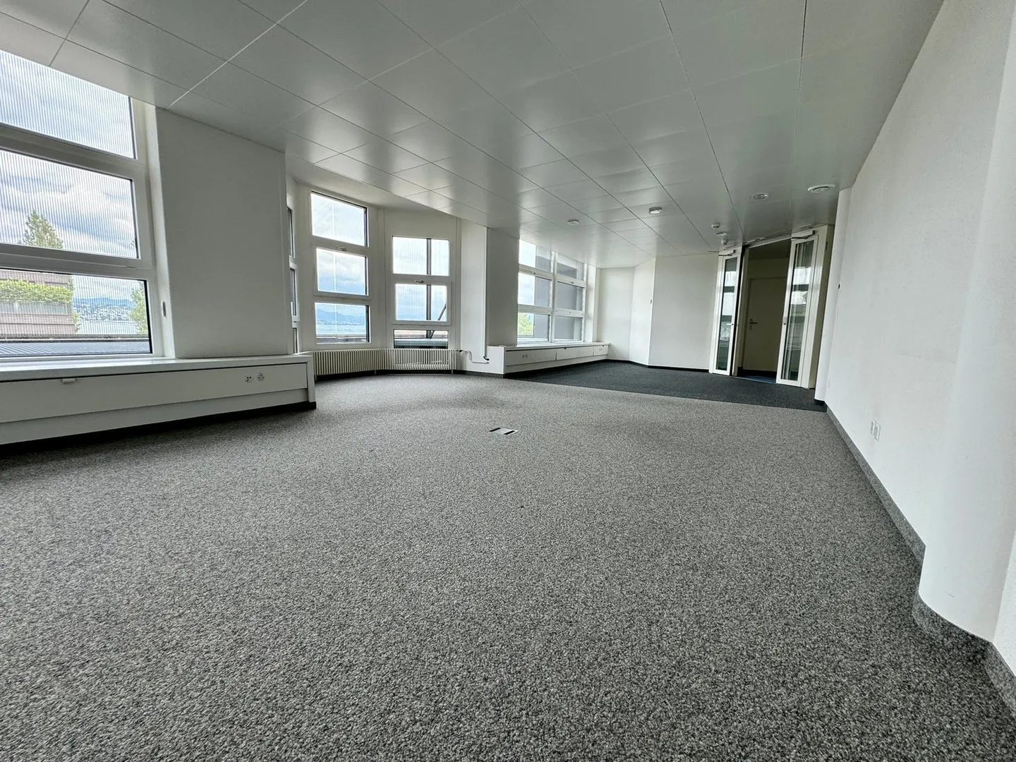 Attractive office spaces with lake view - limited until 31.12.2026 - Photo 8 of 13