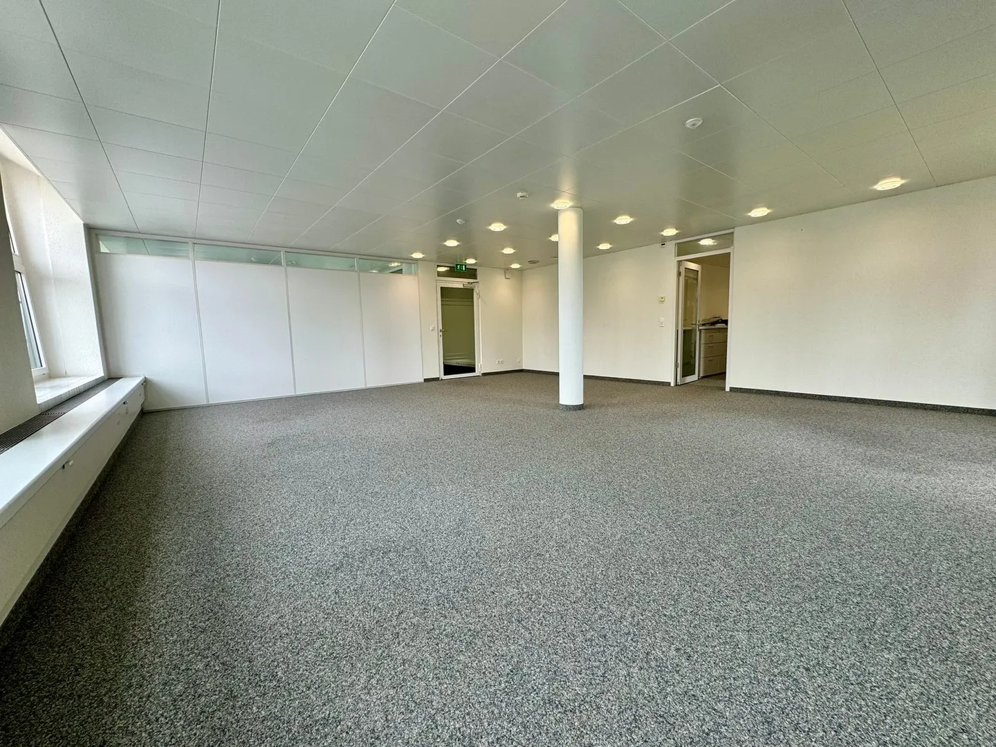 Attractive office spaces with lake view - limited until 31.12.2026 - Photo 9 of 13