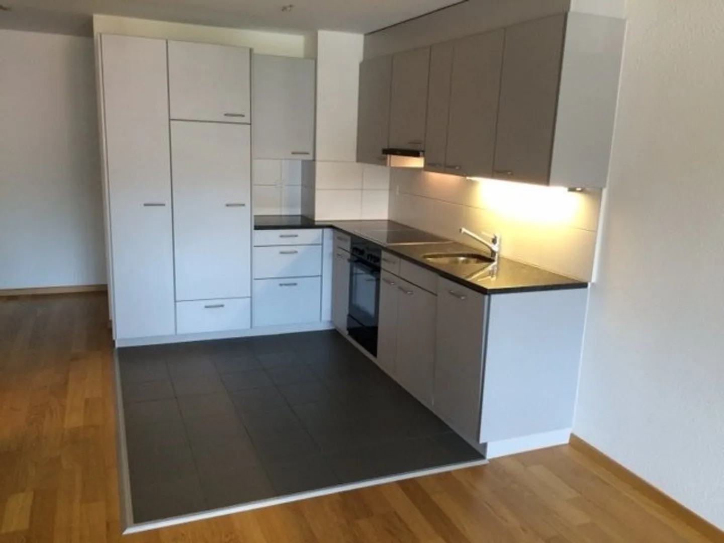 Moderno appartamento di 2,5 stanze a Langnau - Foto 1 di 6