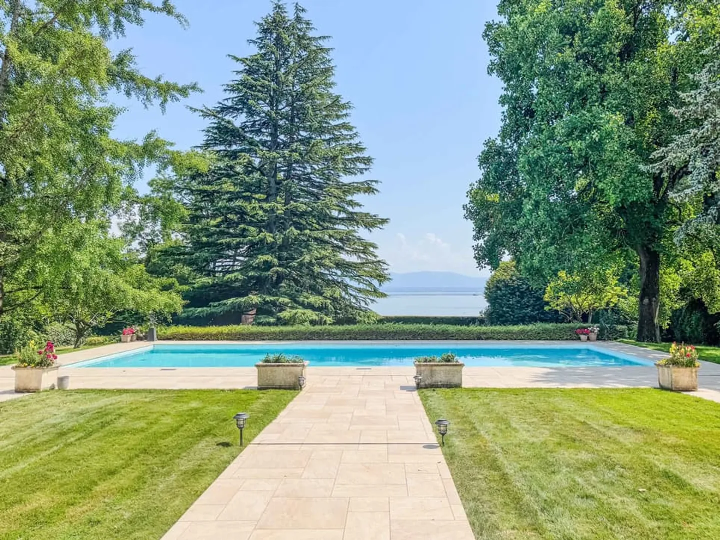 Villa de Luxe au Bord du Lac - Photo 1 sur 5