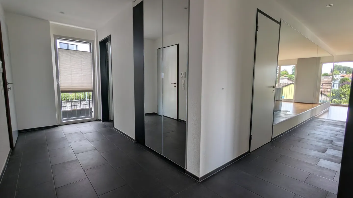 Appartement penthouse exclusif de 4,5 pièces dans un emplacement calme - Photo 2 sur 17