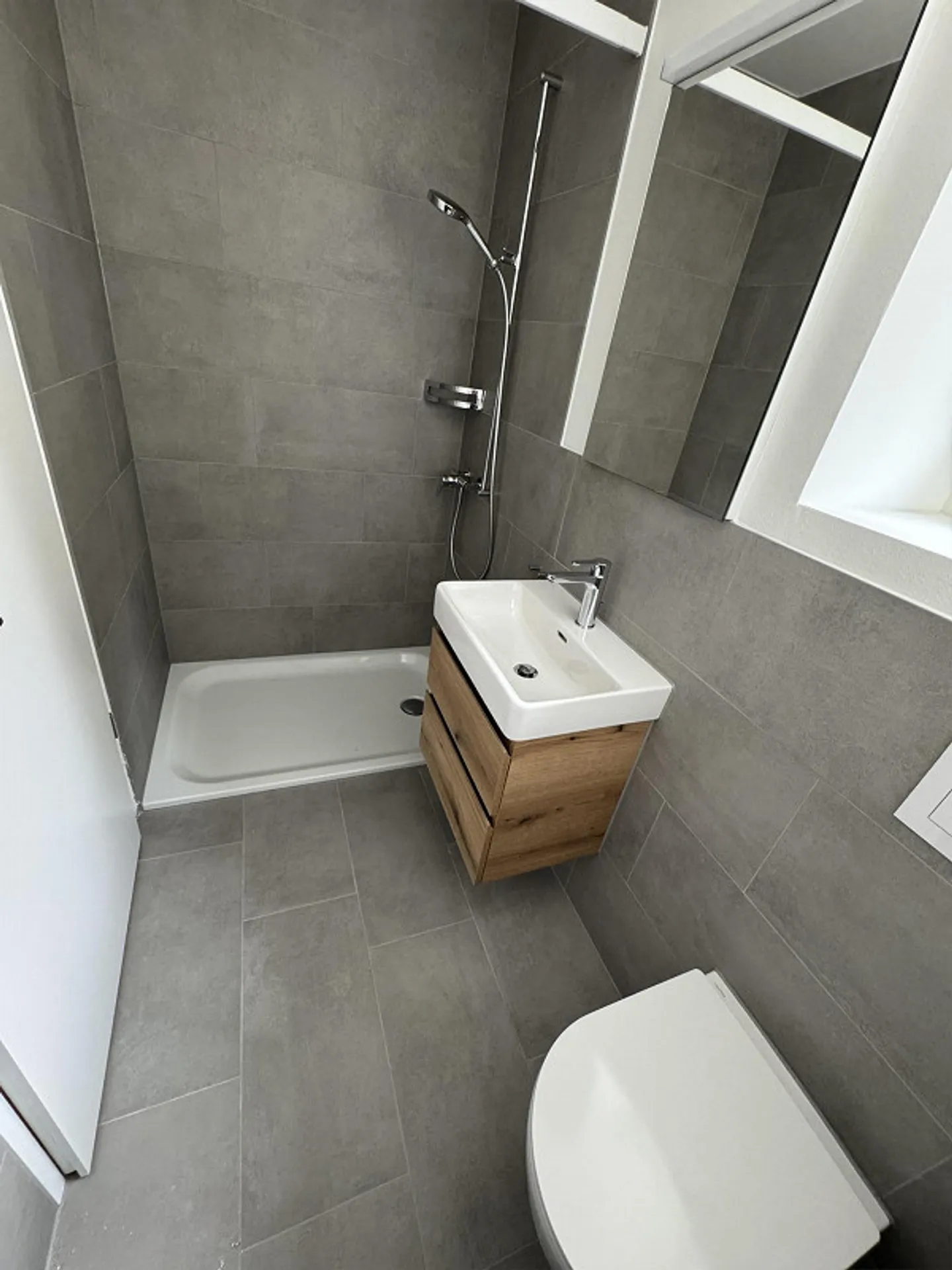 Appartamento familiare 5.5 attraente al 2° piano / attico a Pratteln - Foto 3 di 8