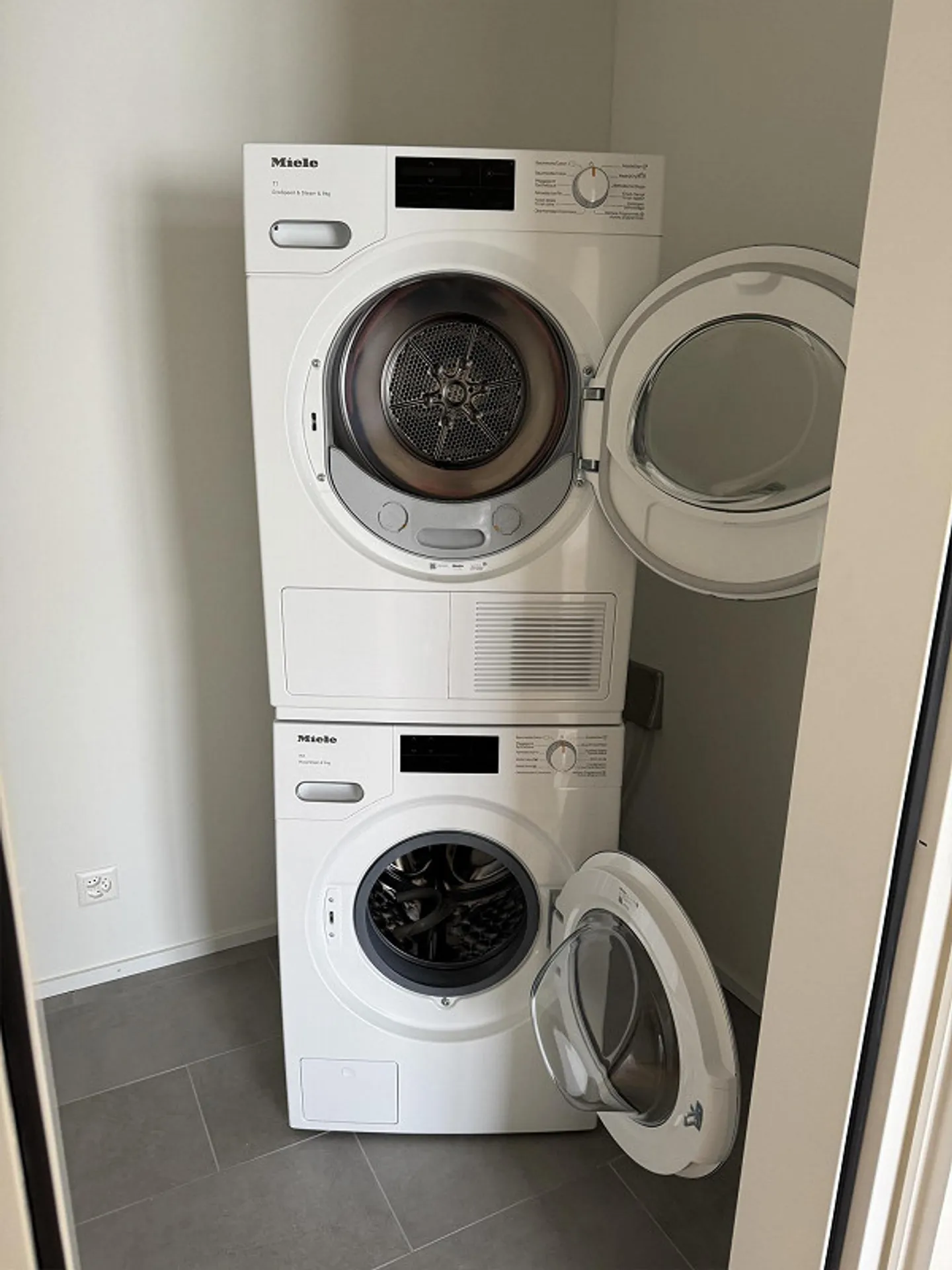 Appartamento familiare 5.5 attraente al 2° piano / attico a Pratteln - Foto 4 di 8
