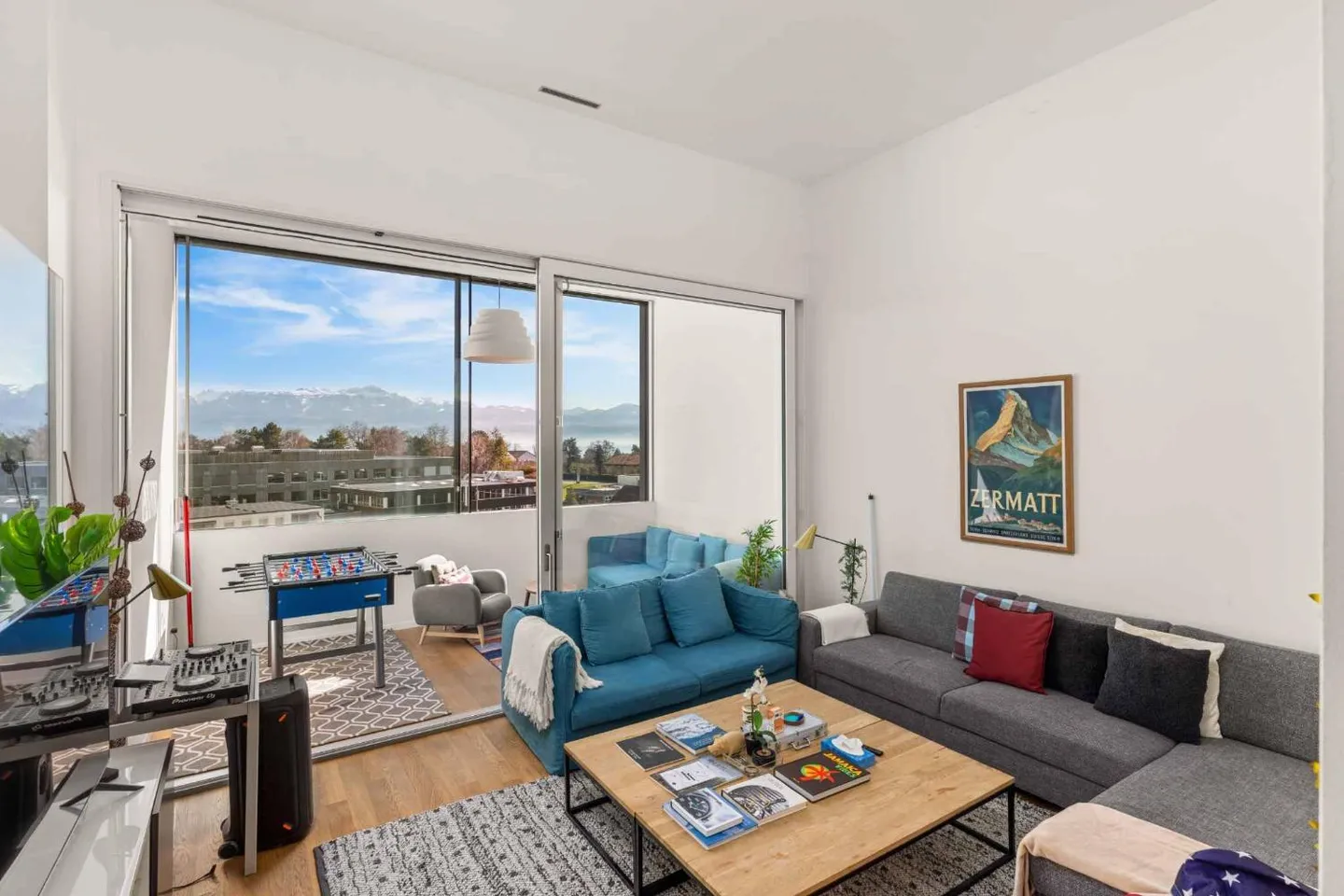 Attique avec beaucoup de lumière et vue sur le lac à Saint-Sulpice - Photo 1 sur 11