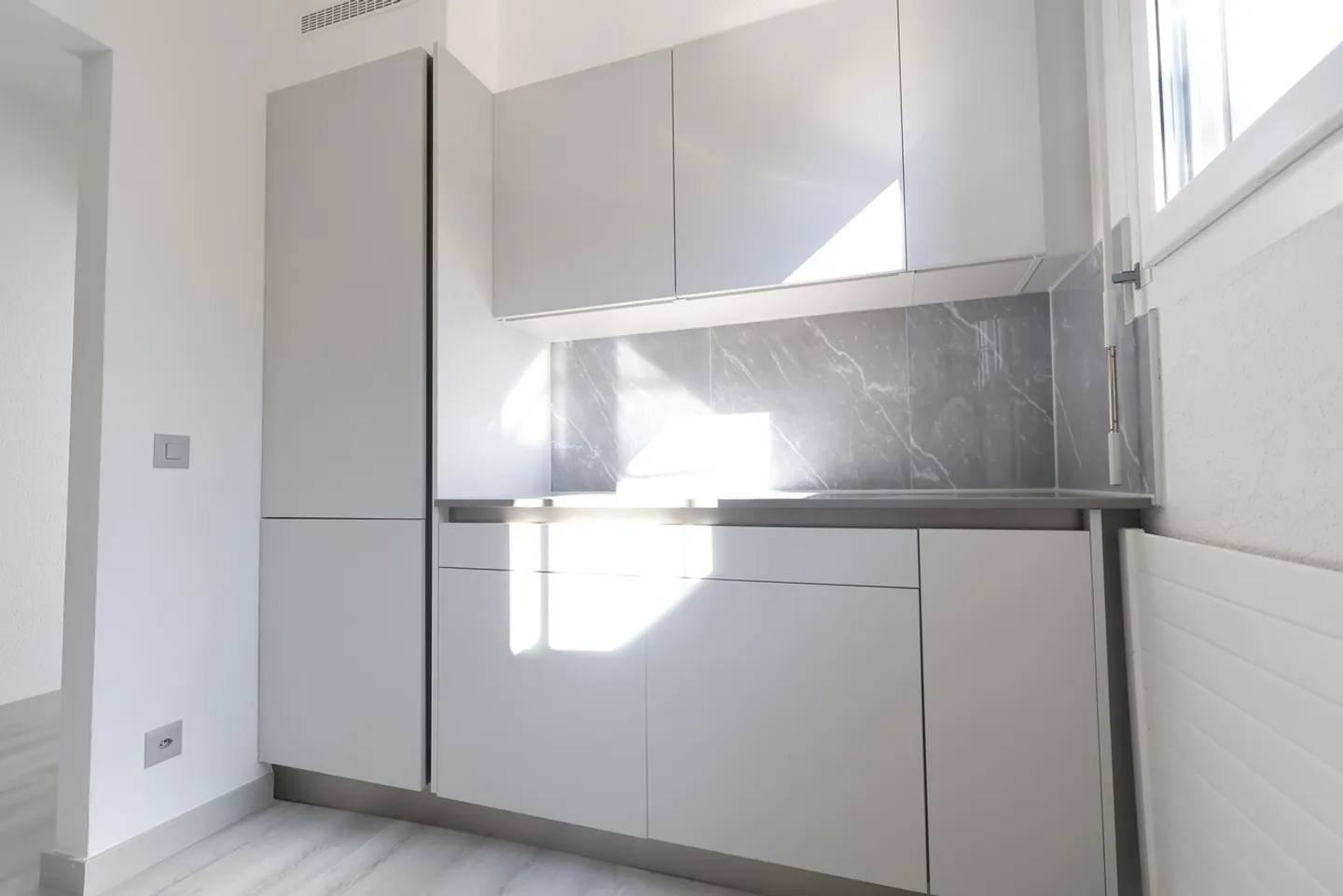 Spacieux 3.5 pièces avec deux salles de bains - RÉNOVÉ à Coldrerio - Photo 3 sur 12