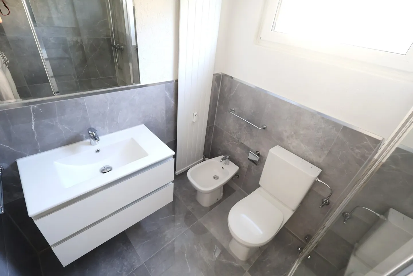 Spacieux 3.5 pièces avec deux salles de bains - RÉNOVÉ à Coldrerio - Photo 6 sur 12