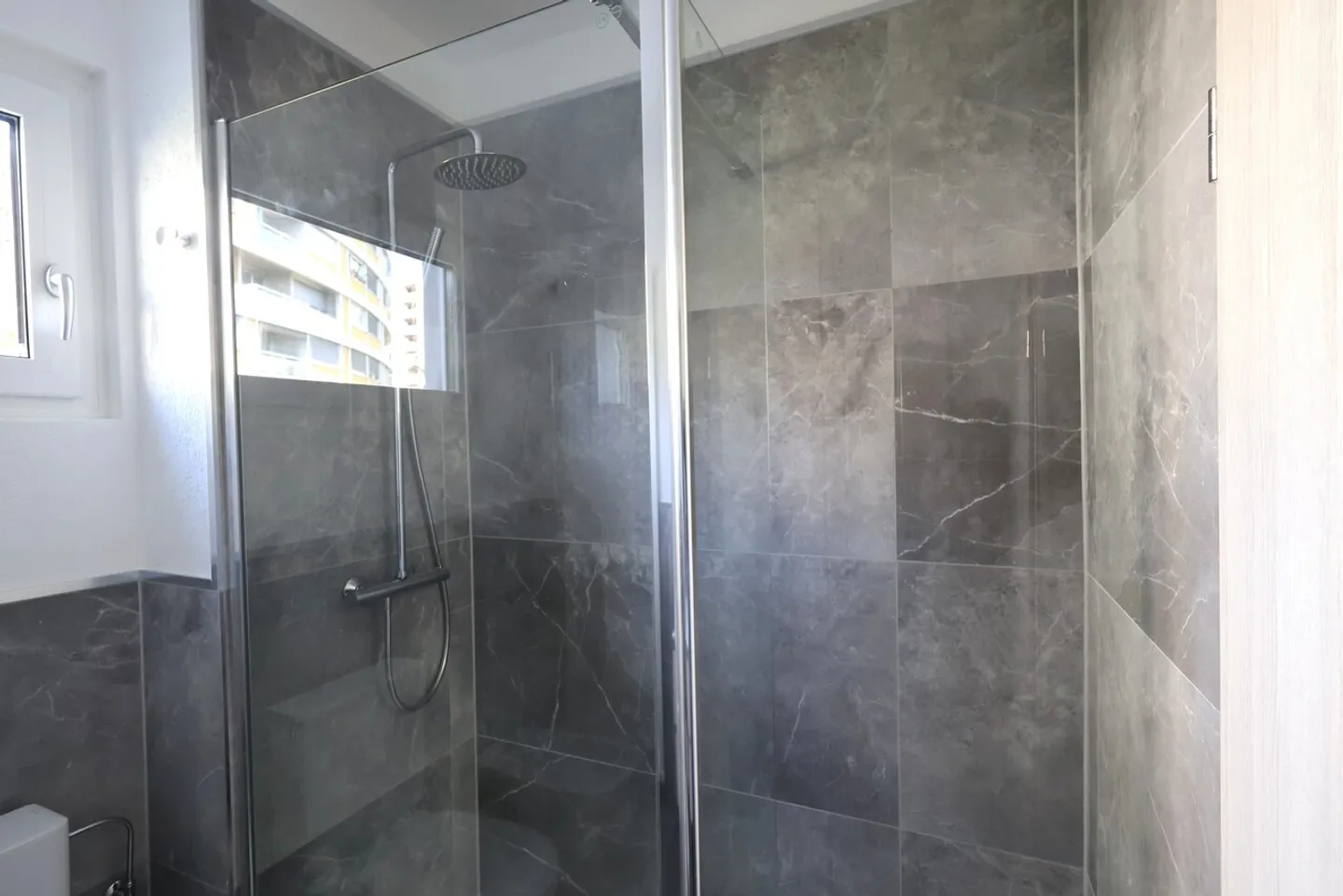 Spacieux 3.5 pièces avec deux salles de bains - RÉNOVÉ à Coldrerio - Photo 7 sur 12