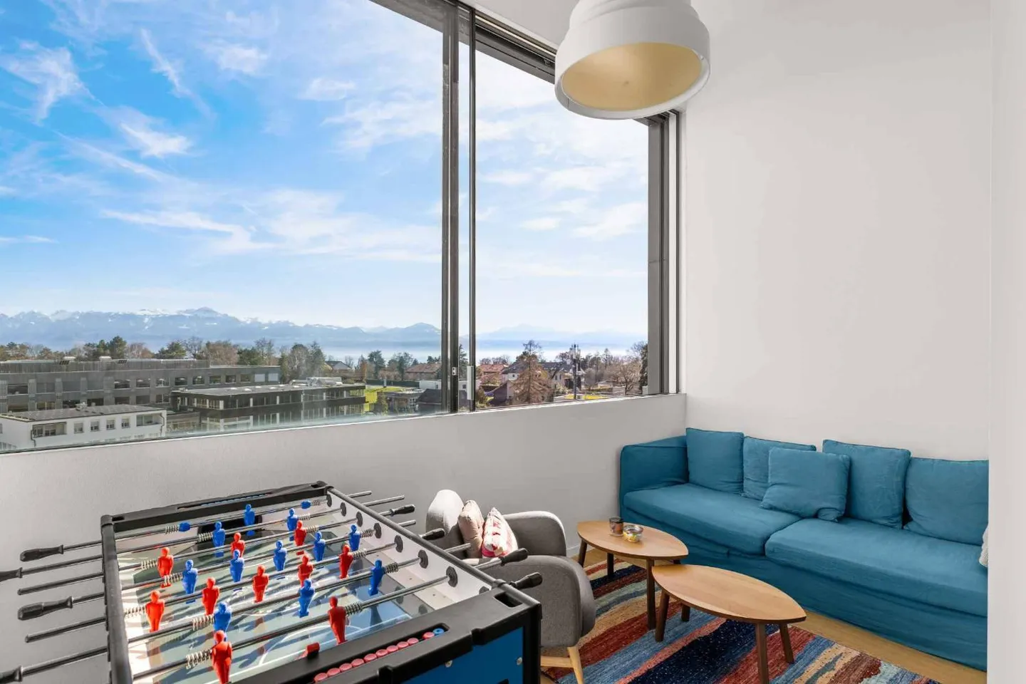 Attique avec beaucoup de lumière et vue sur le lac à Saint-Sulpice - Photo 3 sur 11