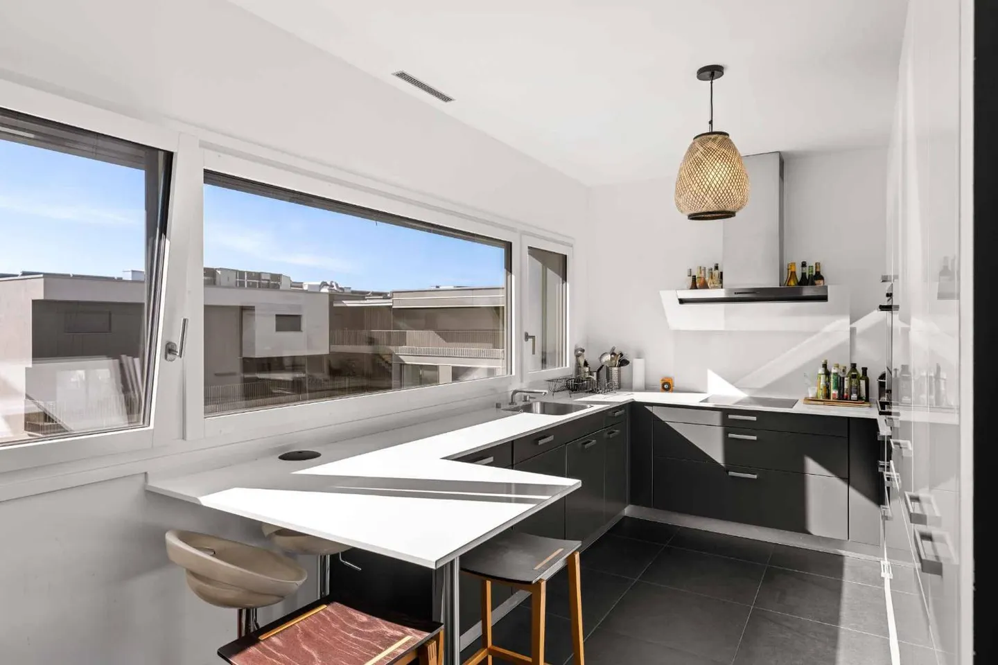 Attique avec beaucoup de lumière et vue sur le lac à Saint-Sulpice - Photo 5 sur 11