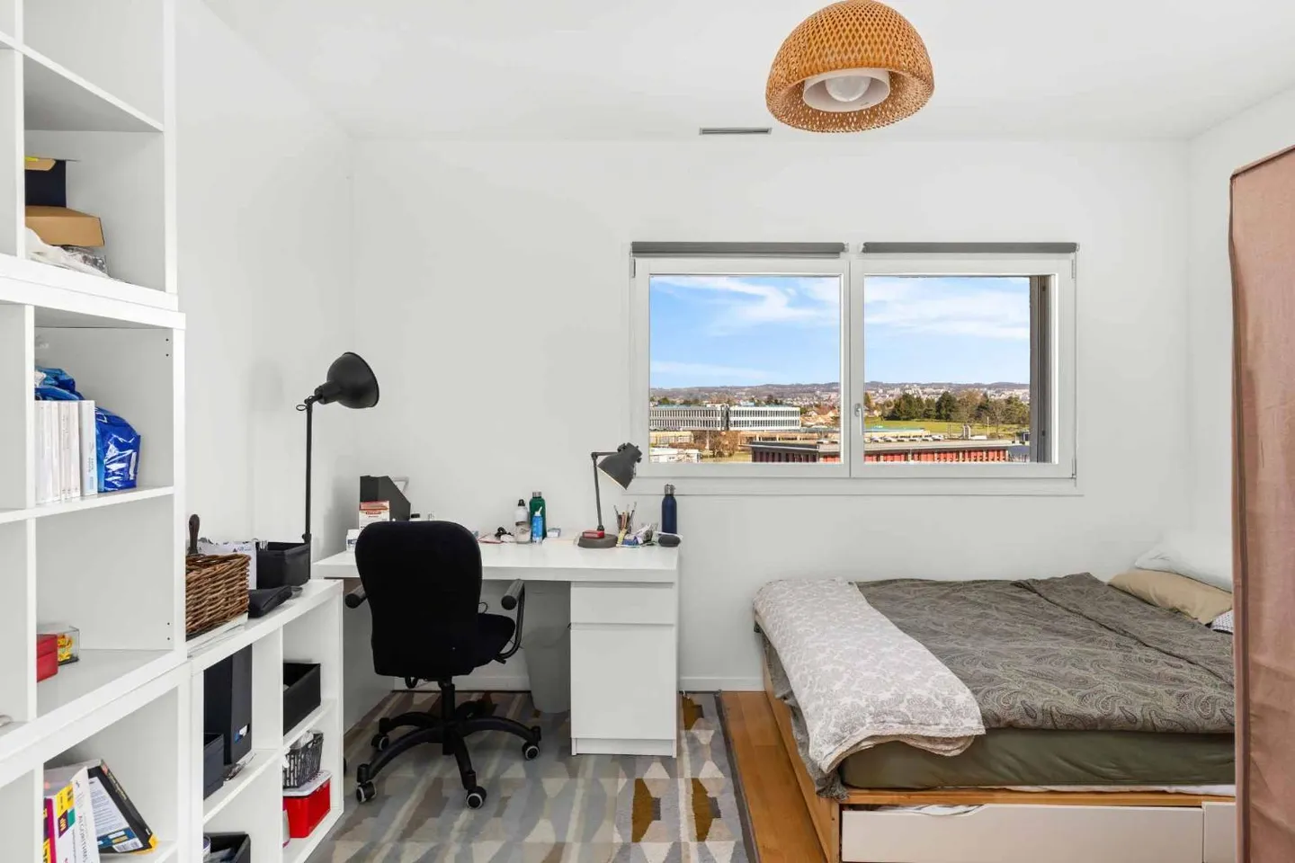 Attique avec beaucoup de lumière et vue sur le lac à Saint-Sulpice - Photo 9 sur 11