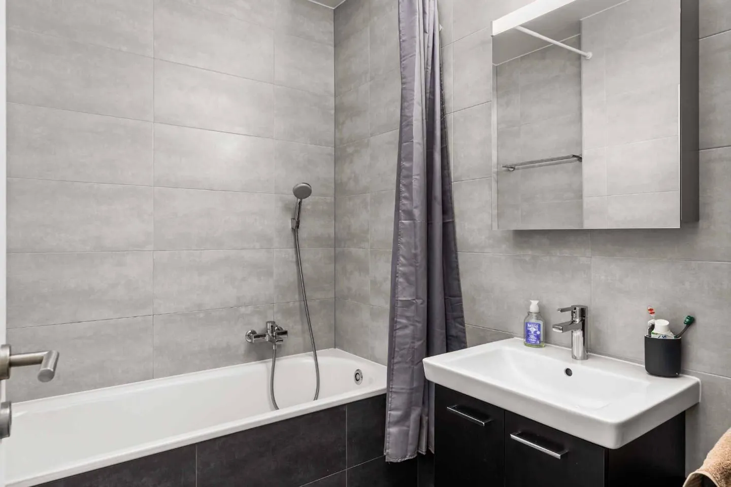 Attique avec beaucoup de lumière et vue sur le lac à Saint-Sulpice - Photo 10 sur 11