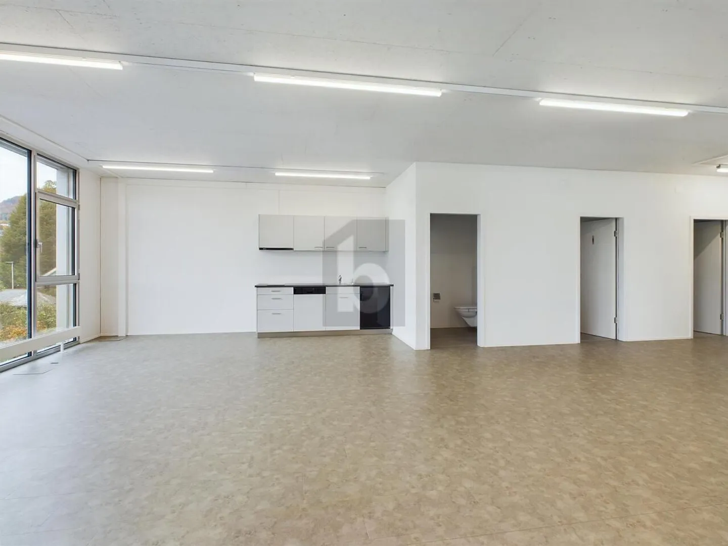 OPTIMAL ACCESSIBLE, BRIGHT AND SPACIOUS - Photo 2 of 6