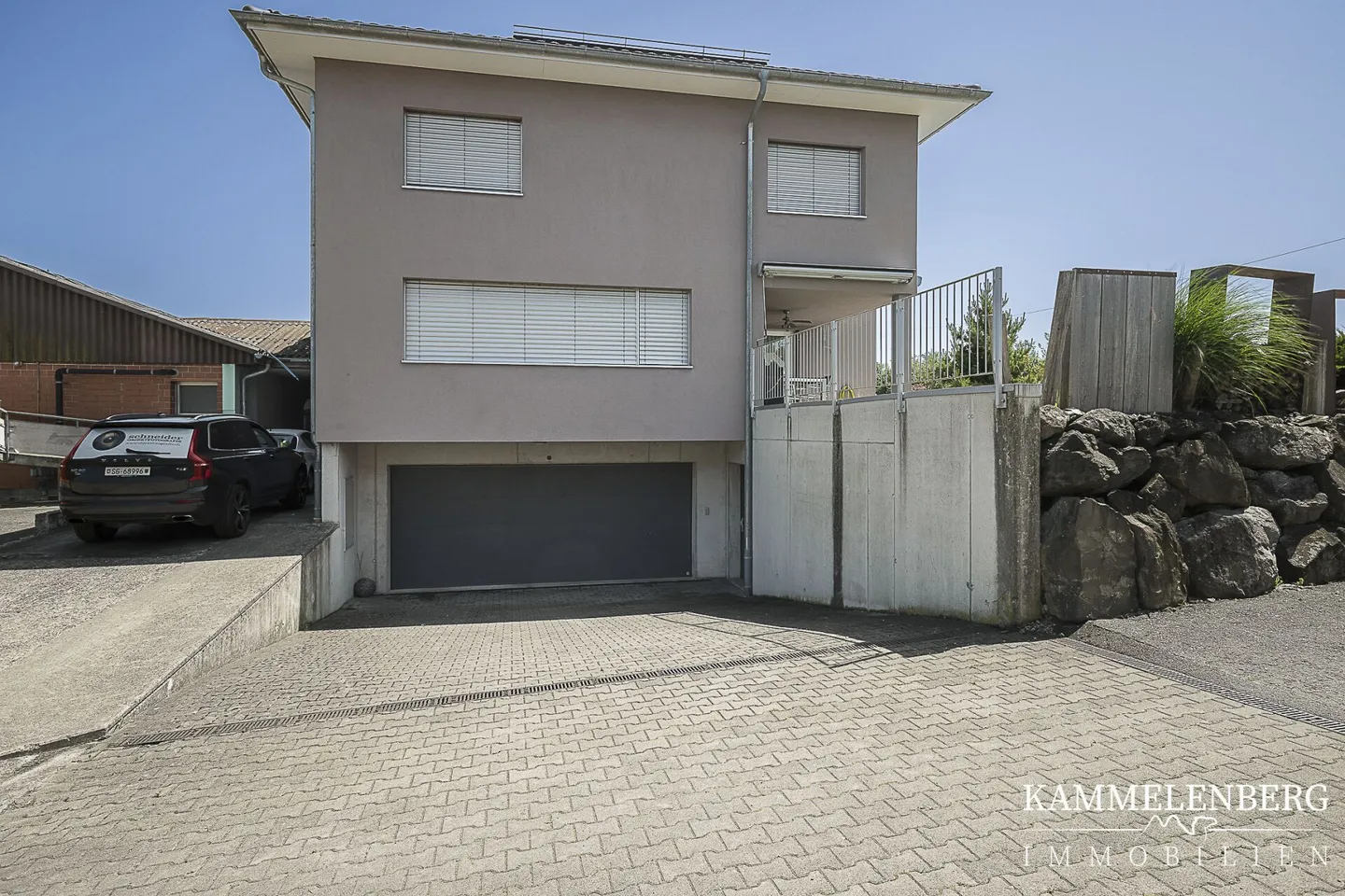 Ampia casa unifamiliare di 7,5 stanze con edificio per animali - Foto 3 di 38