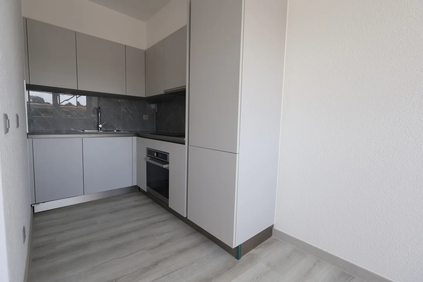 Appartement moderne de 2,5 pièces entièrement rénové au centre de Coldrerio - Photo 1 sur 8