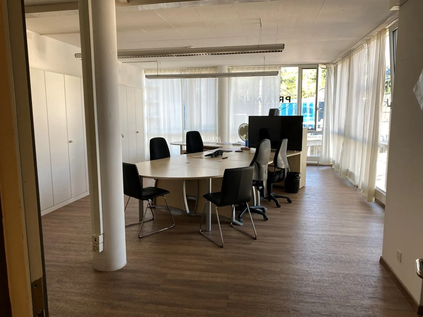 Emplacement de choix, 542m2 d'espace de bureau (plus 426m2 d'atelier/de stockage possible) - Photo 1 sur 17